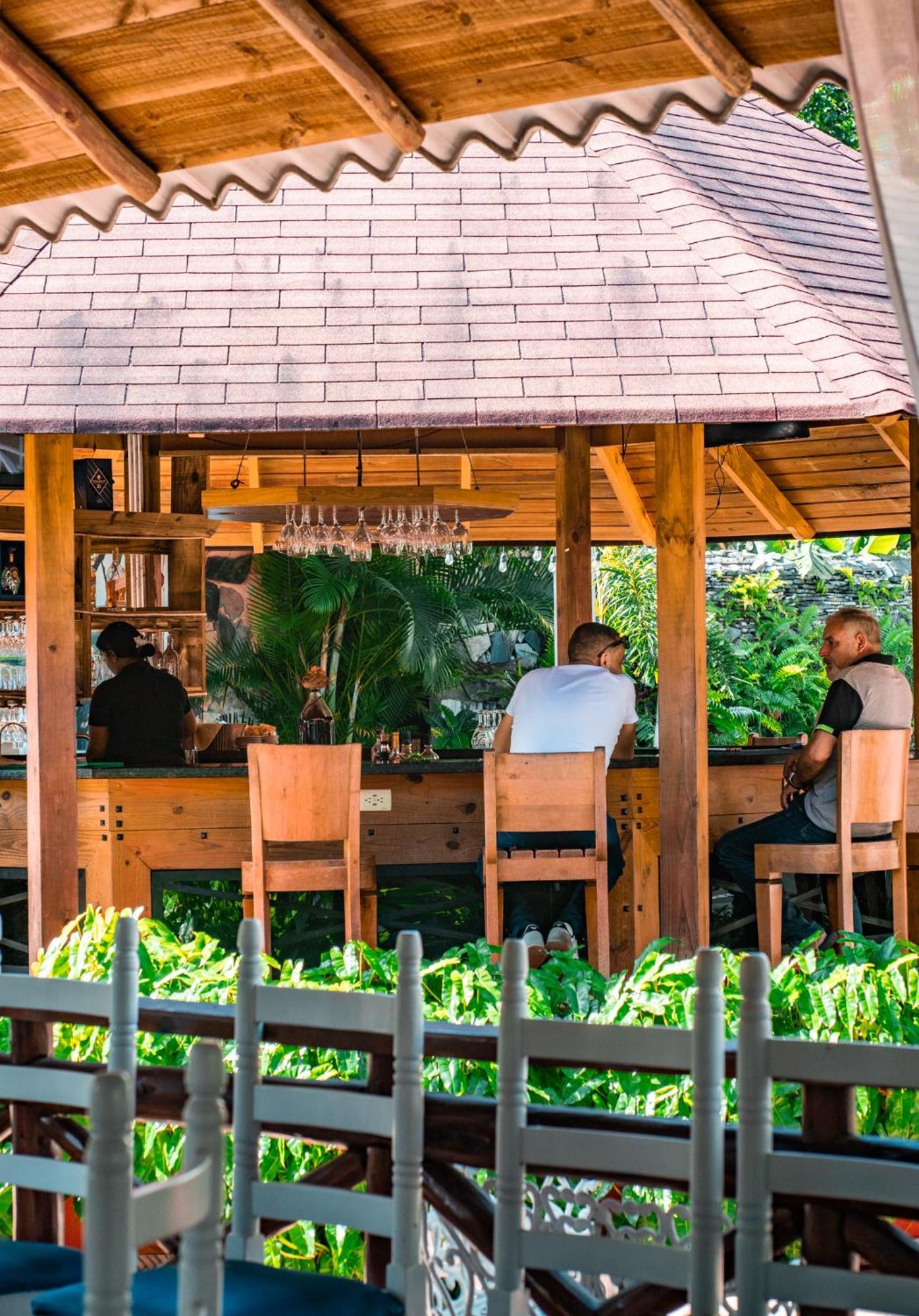Guacamayos Hotel Bonao Exteriör bild